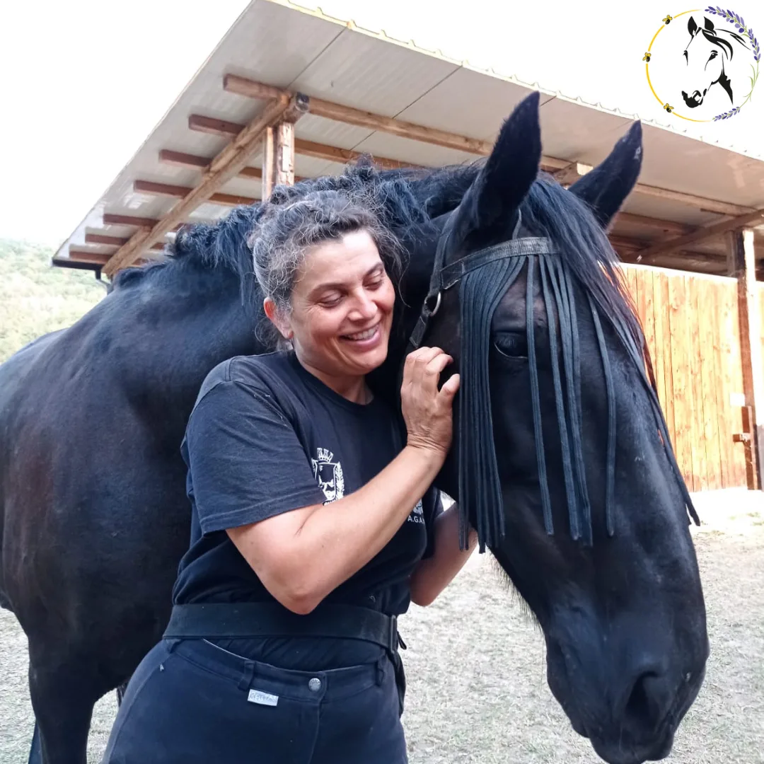 Claudia con Athena nell'azienda agricola Natura Essenziale